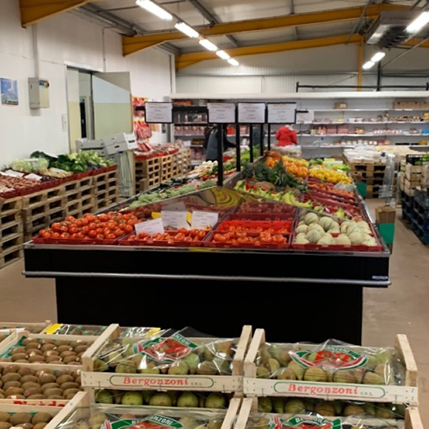 étale de fruits et légumes frais de saisons