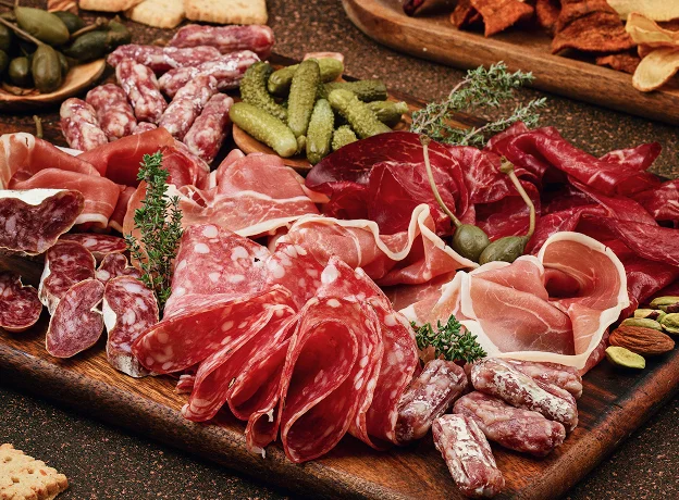 boucher charcutier entrain de découper une côte de boeuf